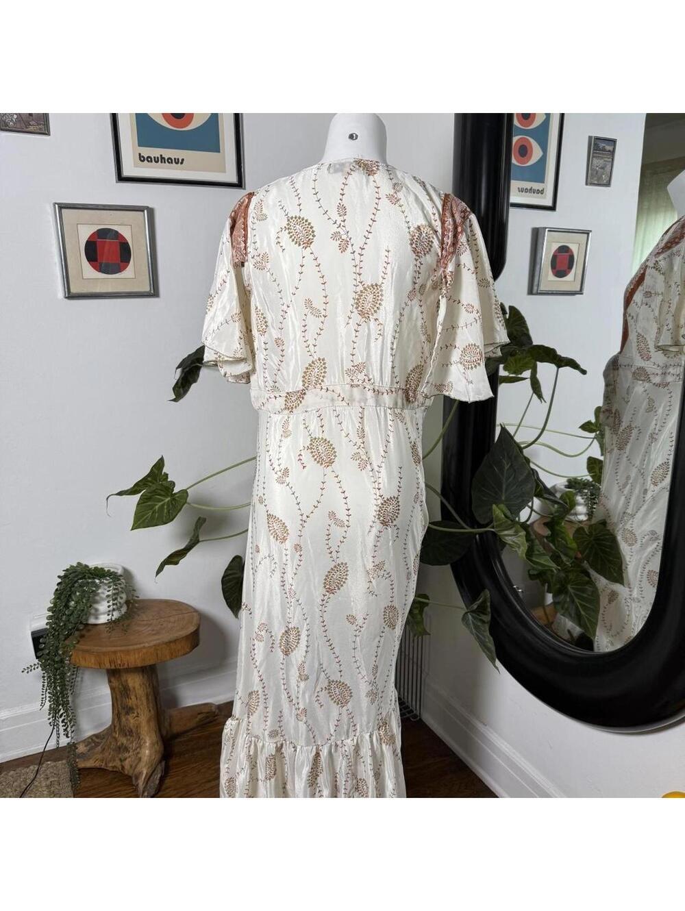 Lovin India maxi dress / robe with tie waist and open front. - Picture 3 of 5